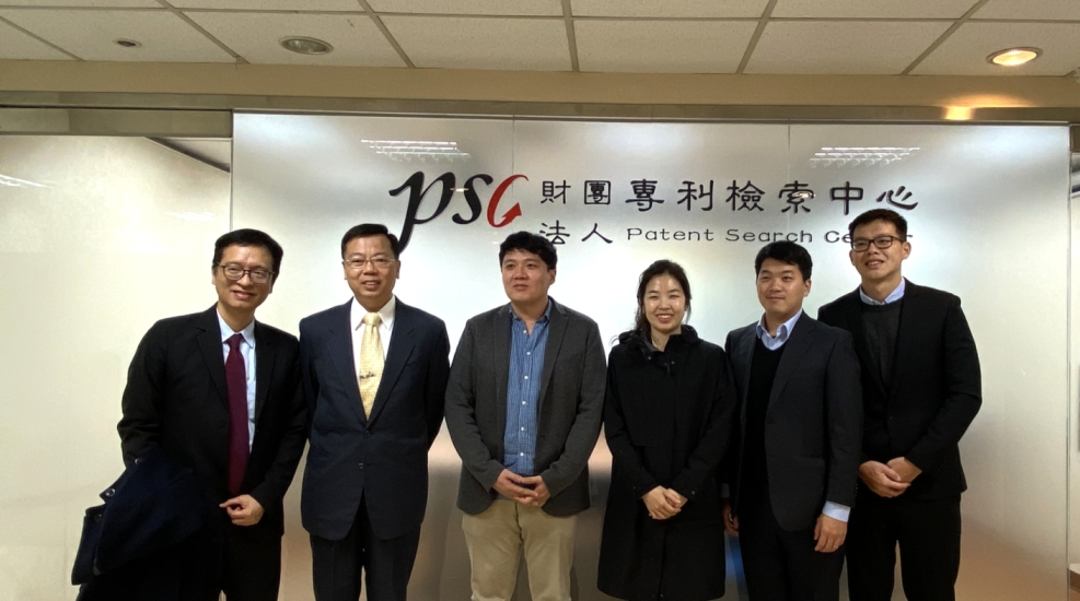 杜執行長與韓國專利局審查官合影