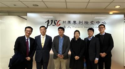 杜執行長與韓國專利局審查官合影(另開視窗)