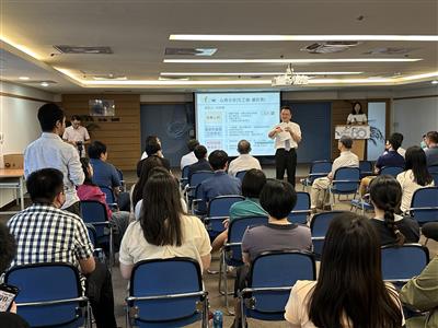 智慧局長廖承威和與會貴賓交流(另開視窗)